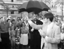 Ben | capture d'écran du film de la performance "Attachage", 1966 | Activation de la performance sur la Promenade des Anglais à Nice | © Ben - ADAGP, Paris 2012 | photographie : © DR | courtesy de l'artiste